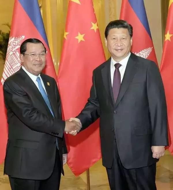 2习近平主席与柬埔寨首相洪森亲切握手.jpg