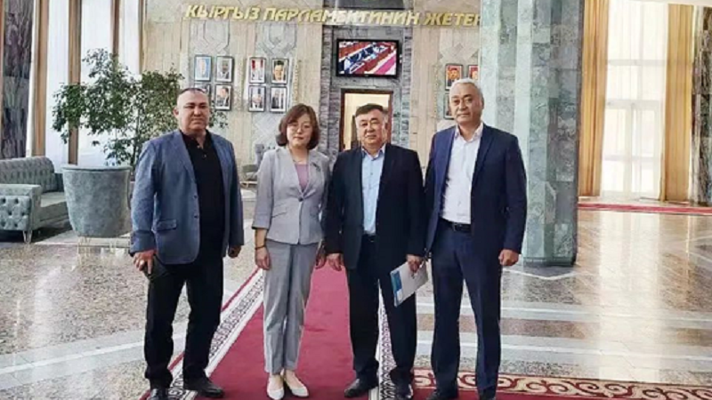 Deputy Minister of Kyrgyzstan's Ministry of Health Met with JINSHAN Delegation